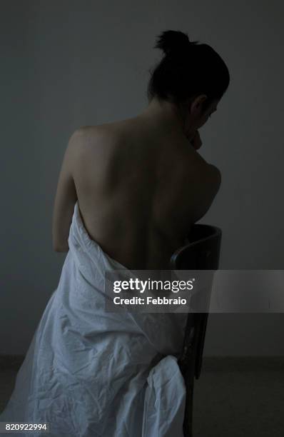 portrait of woman back - clair obscur stockfoto's en -beelden