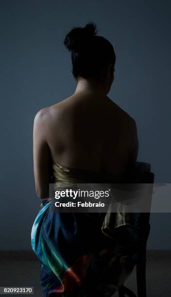 portrait of woman back - chiaroscuro - fotografias e filmes do acervo