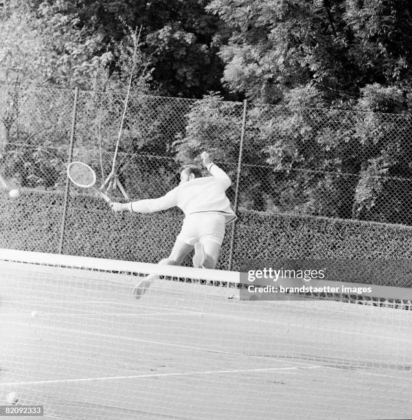 Austrian minister of finance Hannes Androsch is playing tennis in the Parkclub, Vienna, Photograph, 1970 [Der ?sterreichische Finanzminister Hannes...
