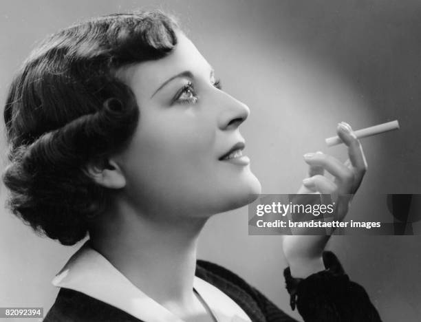 Woman with cigarette, Photograph, Around 1930 [Frau mit Zigarette, Photographie, Um 1930]