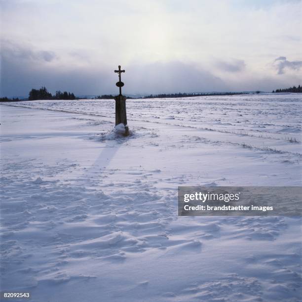 Road cross on stone pedestal in snowy landscape, Woods in the background, Waldviertel, Austria, Photograph, Around 2004 [Flurkreuz auf steinernem...