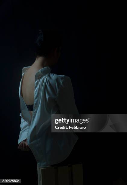 portrait of woman back - chiaroscuro - fotografias e filmes do acervo