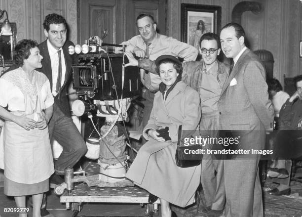 During the shooting of a film produced by Paula Wessely, from left to right: Lotte Lang, Paul Hubschmid, Friedl Behn-Grund, Thomas Engel, Otto D?rer...
