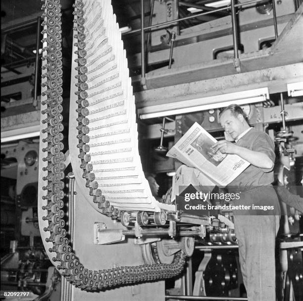 Ten thousand copies of Wochenpresse in the rotary press, Photography, 1966 [Eine Rotationsmaschine spuckt zehntausende Exemplare der Wochenpresse...