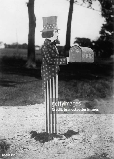 So-called Uncle-Sam-Mailbox, The figure is the national personification of the United States, United States, Photograph, Around 1930 [Ein sogenannter...