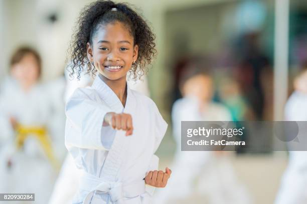 estudiante de taekwondo - defensa propia fotografías e imágenes de stock