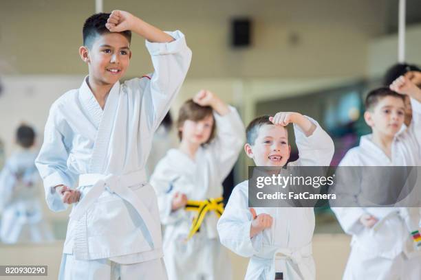 blokkeren - taekwondo kids stockfoto's en -beelden