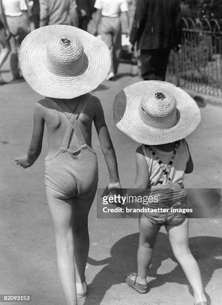 Heat Wave in Westcliffe, Two little visitors are perfectly prepared against the hot weather, UK, Photograph, July the 15th, 1935 [Hitzewelle in...