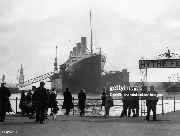 The White Star Liner, Olympic, in a floating dry-dock at Southampton, UK, circa 1930. [Dampfschiff "Olympic" im Trockendock in Southampton, Das...