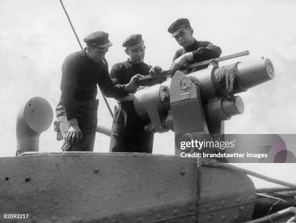Whalers getting ready for the hunt at the Greenland coast, Photograph, England, 18th June 1937 [Walf?nger bereiten sich auf die Jagd an der K?ste...