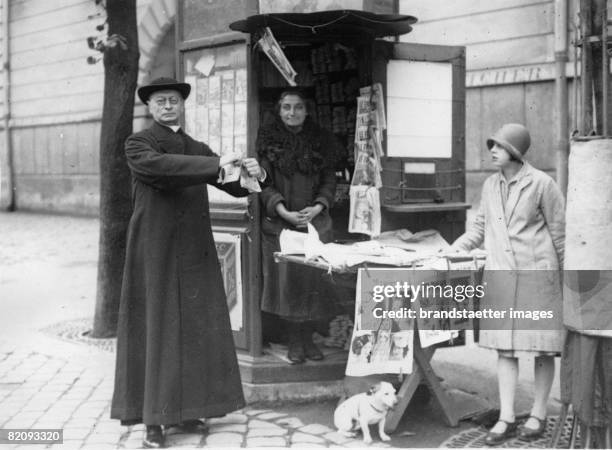 Abbot Bethlehem is lacerating obscene newspapers in front of a newsstand in Paris, Photograph, Around 1930 [Abt Bethlehem zerrei?t unanst?ndige...