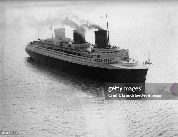 The liner "Normandie" on her way to Southampton, Photograph, 1935 [Das Passagierschiff "Normandie" auf dem Weg nach Southampton, Photographie, 1935]