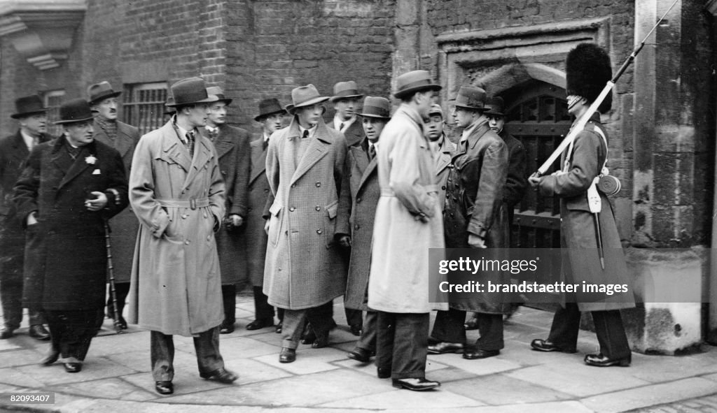 Hugo Meisl with the Austrian national soccer team in front of a sentry of the St, Jame?s Palace, Photograph, England, London, Dec, 4th 1932