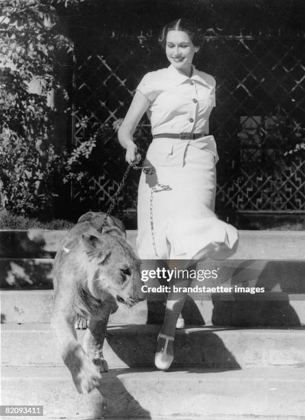 Actress Gloria Youngblood with her young lion, Photograph, America, 1937 [Die Filmschauspielerin Gloria Youngblood hat sich einen jungen L?wen als...