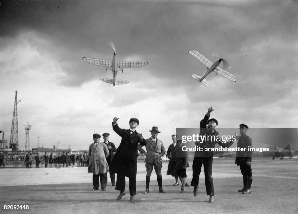 Competition of model gliders, Berlin, Airfield of Tempelhof, Photograph, 1931 [Wettbewerb von Modellsegelflugzeugen, Photographie, Deutschland,...