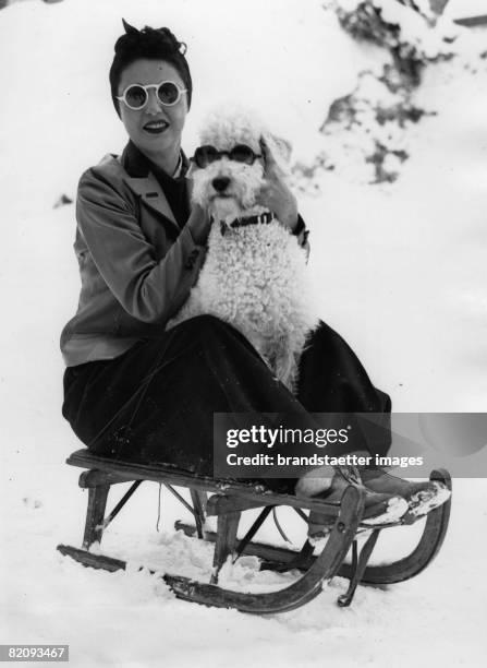 The American actress Melitta Mara with her dog "Frisco," Photograph, Suisse, St, Moritz, 1939 [Die amerikanische Schauspielerin Melita Mara mit ihrem...