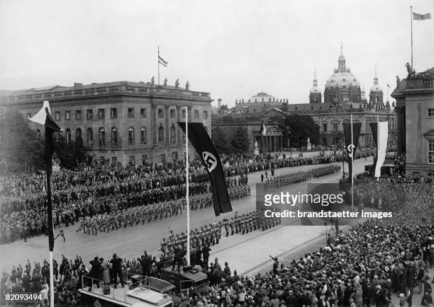 Military parade on the occasion of the ceremonial introduction of the privy council, Police-formation march past Hermann G?ring, Unter den Linden,...