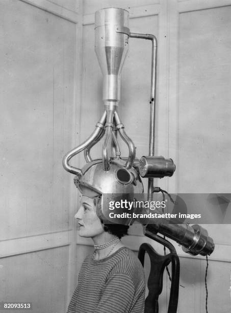 An ingenius method of drying the hair, Practical demonstrations, presented at the annual White City Fair, Photograph, England, Around 1930 [Eine...