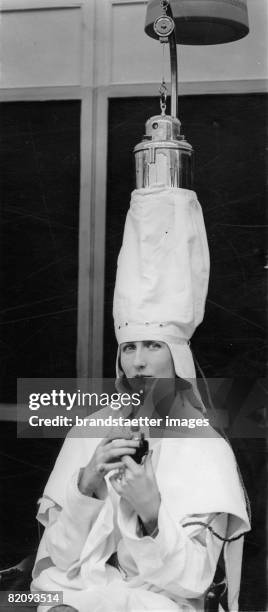 Demonstration of a new hair steaming apparate at White City?s annual Hairdressing Exhibition, Photograph, England, Around 1930 [Vorf?hrung eines...