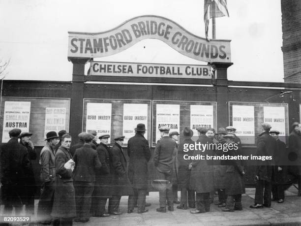 Soccer fans are waiting fot the soccermatch Austria vs, England at the Stamford Bridge, Photograph, England, London 12, 1932 [Fu?ballfans warten auf...