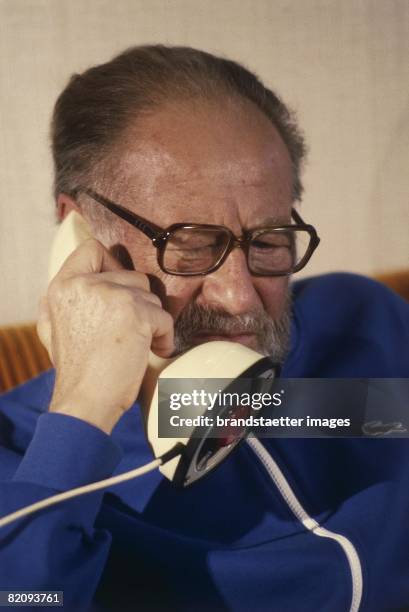 Austrian politician Bruno kreisky on the phone, Photograph, 1984 [Der ?sterreichische Politiker Bruno Kreisky am Telefon, Photographie, 1984]