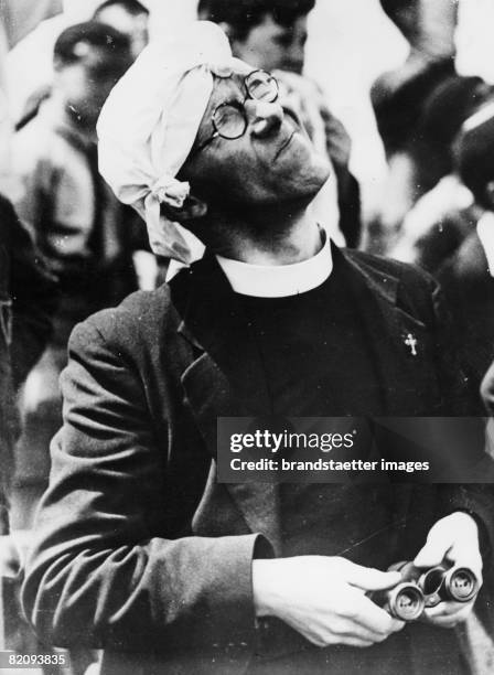 Cleric with a special headpiece, Photograph, Around 1935 [Geistlicher mit besonderer Kopfbedeckung als Sonnenschutz, Photographie, Um 1935]