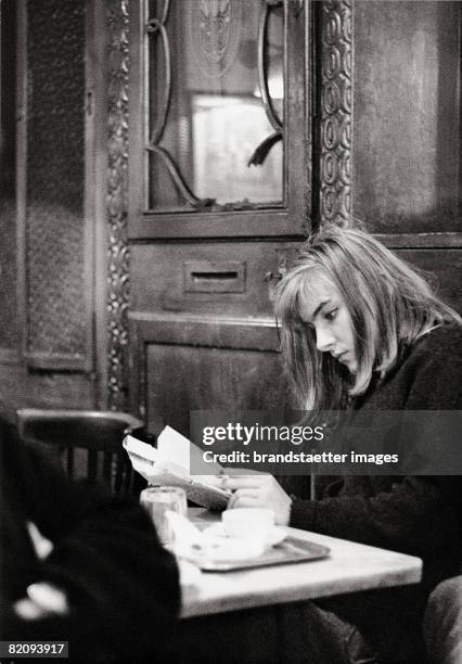 Young woman reading in Cafe Hawelka, Vienna, Photograph, Around 1956 [Lesende junde Frau im Cafe Hawelka, Wien, Photographie, Um 1956]