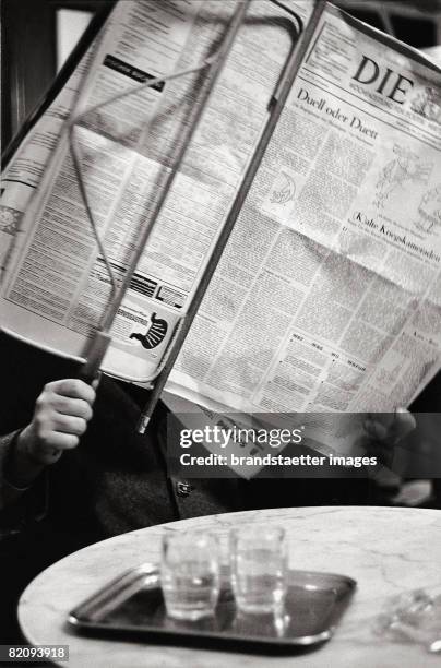 Man reading the newspaper, Caf? Hawelka, Photograph, Around 1956 [Ein Zeitungsleser im Caf? Hawelka, Wien, Photographie, Um 1956]
