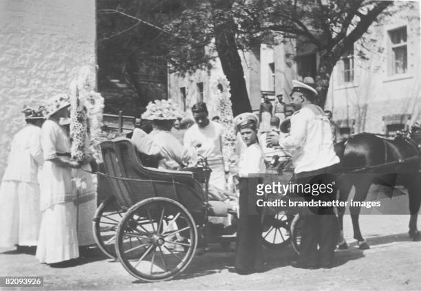The russian imperial family, the Romanovs, On the right: Czar Aexander, Photograph [Die russische Zarenfamilie macht einen Ausflug, Die Zarin, die...
