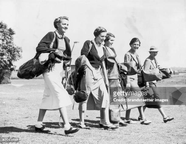 Five girls with golf equipment, Members of the French team at the golf course: F,Tollon, A, Strauss, Lally Vagliano, Y, Kapferer, Vagliano,...