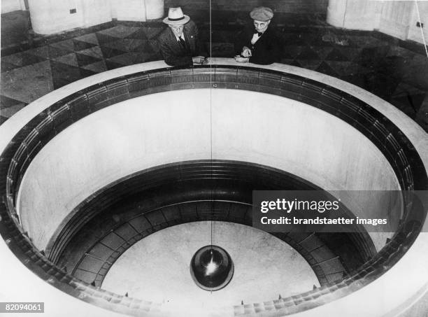 Foucault's Pendulum in the Griffth observatory on the Mount Hollywood, Photograph, Around 1935 [Das foucaultsche Pendel im Griffth Observatorium auf...