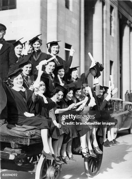 Group of young women in robes beeing happy over their graduation, Dublin, Ireland, Phtography, Around 1930 [Eine Gruppe junger Frauen in Talaren...