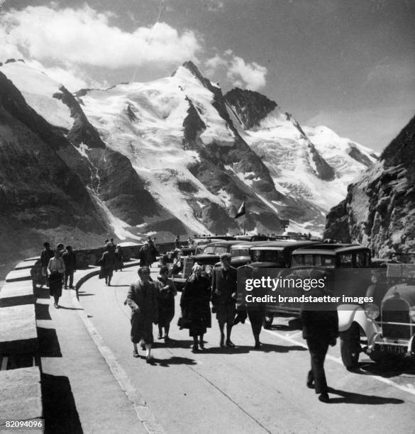 Parking space at the Glockner street after the opening of the Gro?glockner-Hochalpenstra?e, Photograph, 1935 [Oberster Parkplatz der Glocknerstrasse...