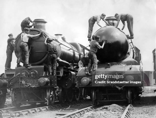 Workers cleaning two locomotives, Photograph, Around 1935 [Arbeiter bei der Reinigung zweier Lokomotiven, Photographie, Um 1935]