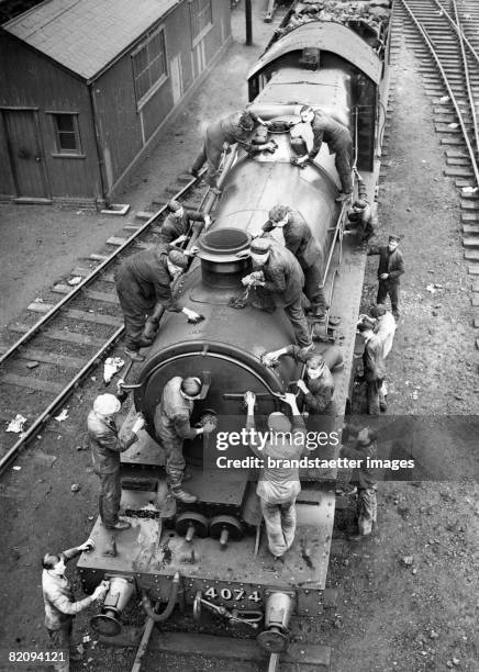 Cleaning of a locomotive before the easter holidays, Photograph, Around 1935 [Reinigung einer Lokomotive vor den Oster-Feiertagen, Photographie, Um...