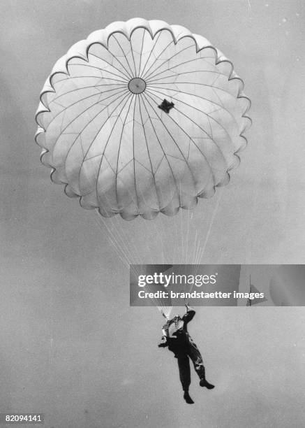 Parachutist before the landing, Photograph, May 10th 1934 [Fallschirmspringer vor der Landung, Photographie Mai 1934]