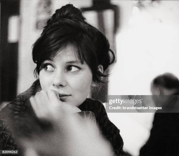 Young woman in Cafe Hawelka in Vienna, Photograph, Around 1956 [Junge Frau im Cafe Hawelka in Wien, Photographie, Um 1956]