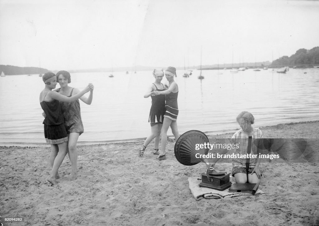 Bathing on the Wannseebeach: Dancing girls at the "Berliner Riviera", Photograph, Around 1925