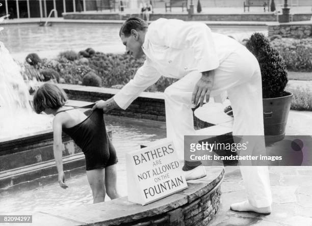 Child is jumping into a fountain to get cooling, Photograph, Around 1935 [Ein Kind h?pft verbotenerweise in einen Brunnen, um Abk?hlung zu suchen,...