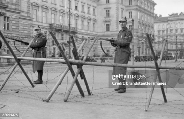 Dependents of the Heimwehr are watching a roadblock during the Riots in Vienna, Schwarzenbergplatz, Vienna, Austria, Photograph, 1934 [Angeh?rige der...