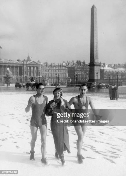Men in bading suits at the Place de la Concorde in winter, Photograph, France, Around 1935 [Eine unerwartete Sensation: Zwei M?nner in Badebekleidung...