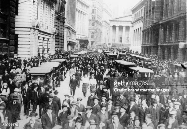 Excited crowd in front of the New York Stock Exchange, Black Thursday, USA, Photograph, 1929 [Aufgeregte Menschenmenge vor der New Yorker B?rse am...