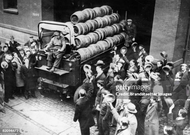 Truck loaded with barrels delights a crowd after the repeal of Prohibition in the United States, circa 1934. [Nach Aufhebung der Prohibition wird ein...