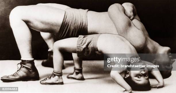 Like father, like son, This old saw applies to the boxer Gino Garibaldi and his son, Gino Junior, Photograph, Around 1935 [Wie der Vater so der Sohn,...