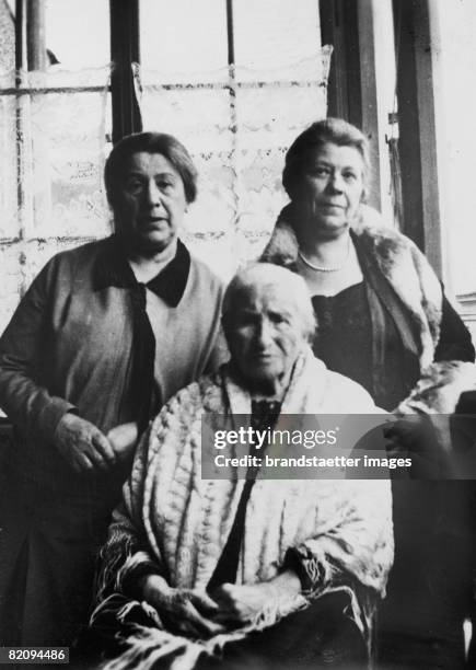 Sigmund Freuds mother Amalie Freud with her daughters Adolfine and Maria Freud, Bad Ischl, Photograph 8, 1930 [Sigmund Freuds Mutter Amalie Freud ,...