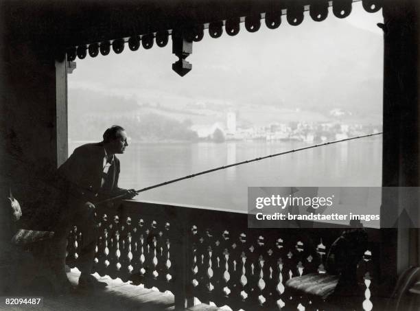 German actor Emil Jannings is fishing, Wolfgangsee, Austria, Photograph, Around 1930 [Emil Jannings, dt, B?hnen- und Filmschauspieler, beim Fischen,...