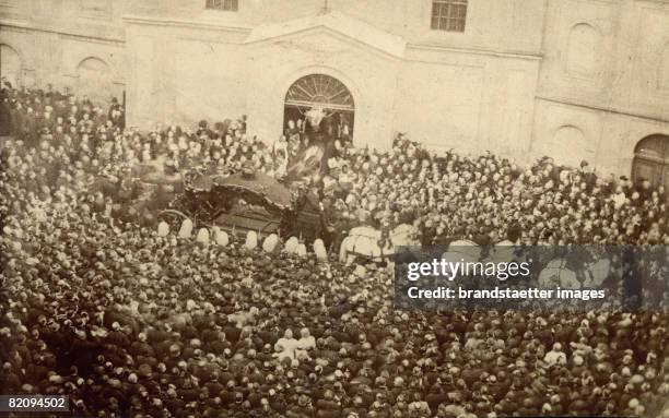 Funeral Crownprince Rudolf, The equipage stops at the Kaisergruft, Vienna, Photograph, 1889 [Begr?bnis Kronprinz Rudolf, Die Equipage h?lt vor der...