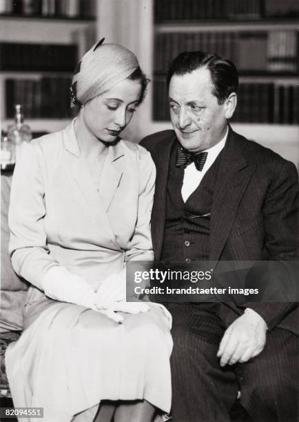 Hans Moser as Ovide Bourrachon with Vilma Degischer in "Wie man Vater wird," Photograph, ?sterreich, Wiener Kammerspiele, 1932 [Hans Moser als Ovide...