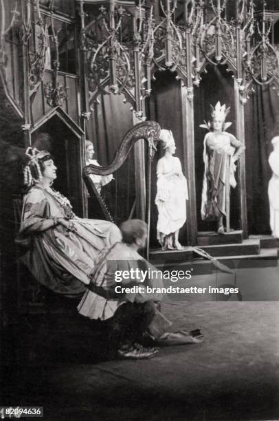 Hans Moser, Anna Bahr-Mildenburg, Josef Meth, Lil Dagover und Wilhelm Dieterle in the play "Das Salzburger grosse Welttheater" by Hugo von...