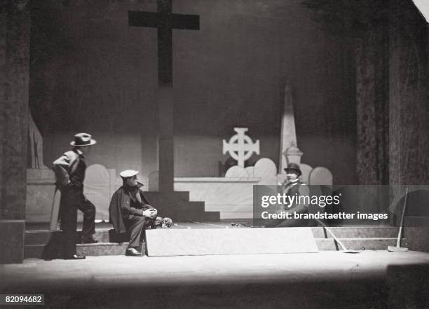 Hamlet by William Shakespeare, Alexander Moissi as Hamlet, Deutsches Volkstheater, Vienna, Photograph by Dr, Hans Boehm, 1926 [Hamlet von William...